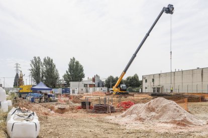 Un momento del acto de celebración de la colocación de la primera piedra de la nueva central energética en la calle La Lora, del polígono Burgos Este.