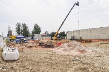 Un momento del acto de celebración de la colocación de la primera piedra de la nueva central energética en la calle La Lora, del polígono Burgos Este.