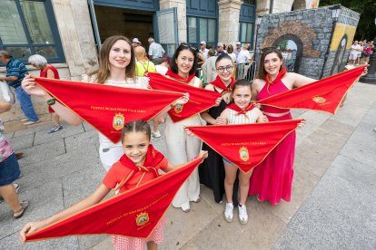 Las reinas de las Fiestas de Burgos y parte de su corte real también quisieron hacerse con su pañuelo de fiestas.