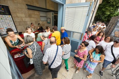 Las reinas de las Fiestas de Burgos y parte de su corte real también quisieron hacerse con su pañuelo de fiestas.