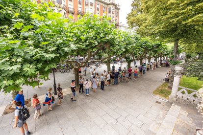 Las reinas de las Fiestas de Burgos y parte de su corte real también quisieron hacerse con su pañuelo de fiestas.