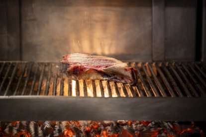 Pieza en pleno proceso, con la brasa a punto para lograr las tres texturas deseadas.