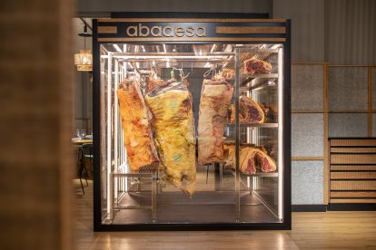 Cava de carnes a la vista en el comedor de Abadesa.