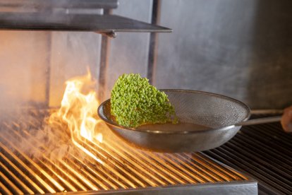 Guisantes lágrima salteados al fuego.
