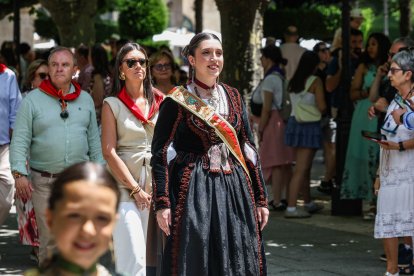 Instante del homenaje al Cid de las falleras y la corte burgalesa.