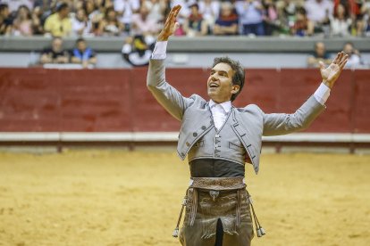 Sergio Galán saluda al público del Coliseum.