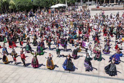 Instante del Homenaje a la jota de las fiestas de San Pedro y San Pablo 2026.
