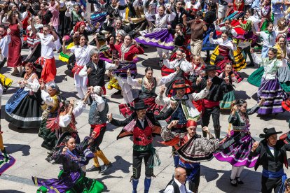 Instante del Homenaje a la jota de las fiestas de San Pedro y San Pablo 2026.