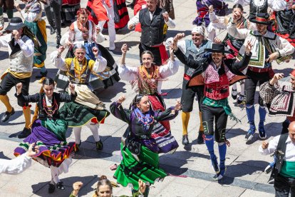 Instante del Homenaje a la jota de las fiestas de San Pedro y San Pablo 2026.