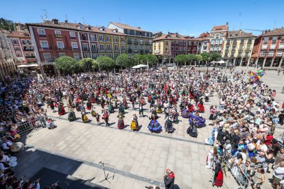 Instante del Homenaje a la jota de las fiestas de San Pedro y San Pablo 2026.