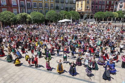 Instante del Homenaje a la jota de las fiestas de San Pedro y San Pablo 2026.