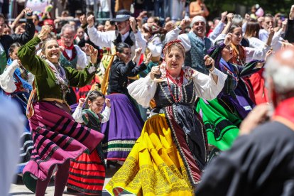 Instante del Homenaje a la jota de las fiestas de San Pedro y San Pablo 2026.