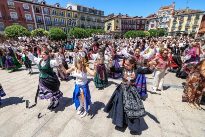 Instante del Homenaje a la jota de las fiestas de San Pedro y San Pablo 2026.