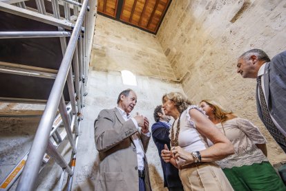 Un momento de la visita a las obras de la torre de la iglesia del Hospital del Rey.