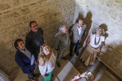 Un momento de la visita a las obras de la torre de la iglesia del Hospital del Rey.