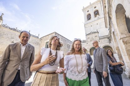 Un momento de la visita a las obras de la torre de la iglesia del Hospital del Rey.