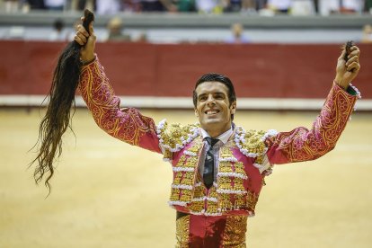 Imagen de Emilio de Justo con los trofeos.