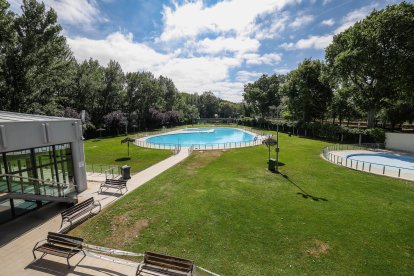 Así ha quedado la piscina exterior, lista para recibir a los bañistas desde este jueves, 2 de julio.