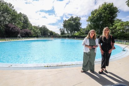 Así ha quedado la piscina exterior, lista para recibir a los bañistas desde este jueves, 2 de julio.