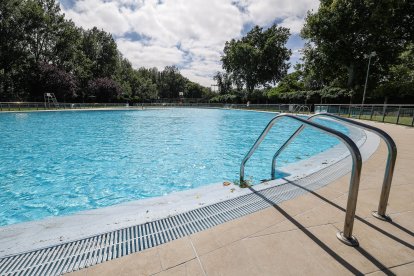 Así ha quedado la piscina exterior, lista para recibir a los bañistas desde este jueves, 2 de julio.