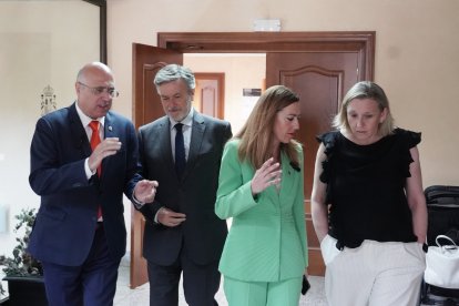 La secretaria general de Protección Civil y Emergencias en el Ministerio del Interior, Virginia Barcones, el presidente de las Cortes, Francisco Vázquez, y la vicepresidenta segunda de la Junta, Isabel Blanco, asisten al acto de entrega de las Medallas al Mérito de Protección Ciudadana en Castilla y León.