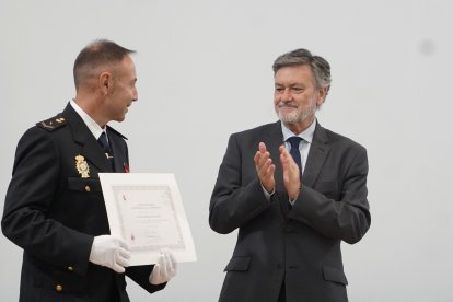 El presidente de las Cortes, Francisco Vázquez, entrega las Medallas al Mérito de Protección Ciudadana en Castilla y León.