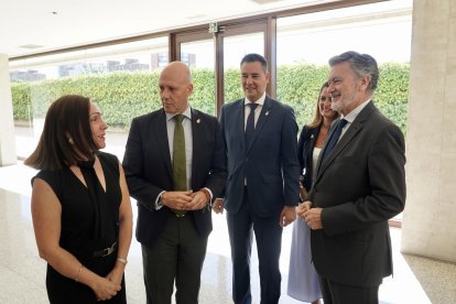 El presidente de las Cortes de Castila y León, Francisco Vázquez, junto a miembros de la Mesa de las Cortes conversa con la directora del Instituto Nacional de Evaluación Educativa Carmen Tovar en la inauguración de la jornada 'Las evaluaciones estandarizadas: una ayuda para mejorar'