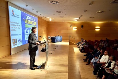 El presidente de las Cortes de Castila y León, Francisco Vázquez, inaugura la jornada educativa ''Las evaluaciones estandarizadas: una ayuda para mejorar'', organizada por la Junta.