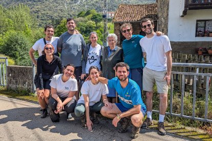 Foto de familia de una convivencia en Basida.