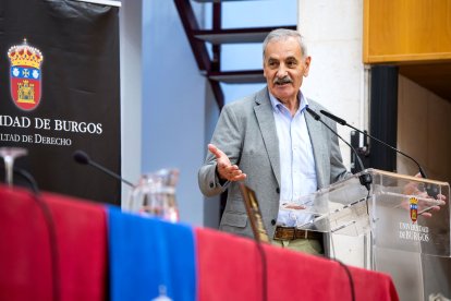 Nombramiento como Socio de Honor del Ateneo Burgalés al paleoantropólogo y excodirector de los yacimientos de Atapuerca, José María Bermúdez de Castro