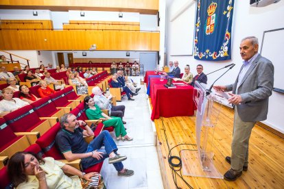 Nombramiento como Socio de Honor del Ateneo Burgalés al paleoantropólogo y excodirector de los yacimientos de Atapuerca, José María Bermúdez de Castro