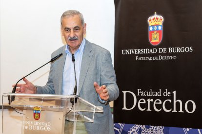 Nombramiento como Socio de Honor del Ateneo Burgalés al paleoantropólogo y excodirector de los yacimientos de Atapuerca, José María Bermúdez de Castro