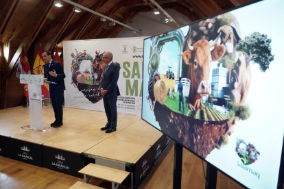 Los presidentes de las diputaciones de Salamanca, Javier Iglesias, y Valladolid, Conrado Íscar, participan en la presentación de Salamaq, la Feria del Sector Agropecuario y 37 Exposición Internacional de Ganado Puro
