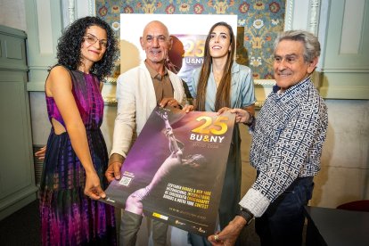 Ana Yañez, comisaria de la exposición 'El instante revelado', Alberto Estébanez, director del certamen, Andrea Ballesteros, concejal de Cultura, y Perfecto Uriel, director de la Casa de la Danza de Logroño.