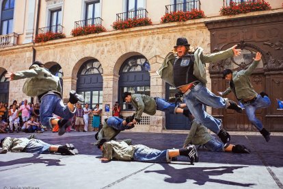 60 imágenes y 15 batas de cola para reivindicar la danza.