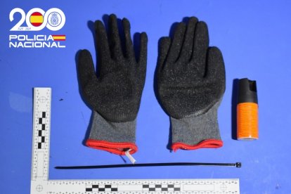 Material intervenido al atracador de un 'Compro Oro' en la calle Vitoria.