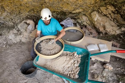 Trabajos de cribado, recolección y excavación en las dos áreas de excavación de Mirador.