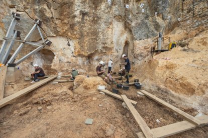 Trabajos que se realizan esta campaña en la mitad del yacimiento de Cueva Fantasma.