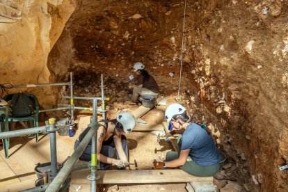 Trabajos que se realizan esta campaña en la mitad del yacimiento de Cueva Fantasma.
