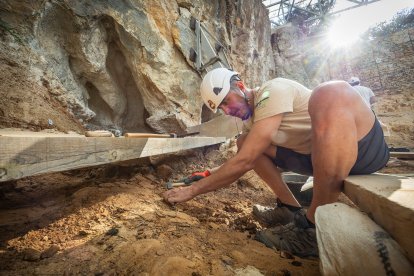 Trabajos que se realizan esta campaña en la mitad del yacimiento de Cueva Fantasma.