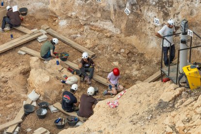 Trabajos que se realizan esta campaña en la mitad del yacimiento de Cueva Fantasma.