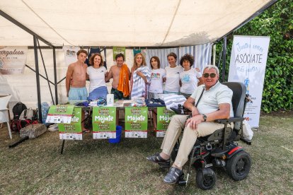 Instante de la jornada 'Mójate por la esclerosis múltiple' desarrollada hoy en las piscinas municipales de El Plantío.