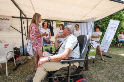 Instante de la jornada 'Mójate por la esclerosis múltiple' desarrollada hoy en las piscinas municipales de El Plantío.