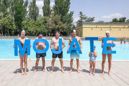 Instante de la jornada 'Mójate por la esclerosis múltiple' desarrollada hoy en las piscinas municipales de El Plantío.