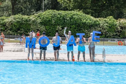 Instante de la jornada 'Mójate por la esclerosis múltiple' desarrollada hoy en las piscinas municipales de El Plantío.