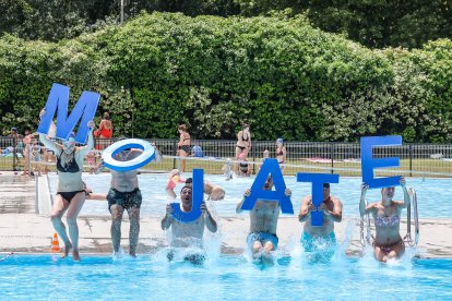 Instante de la jornada 'Mójate por la esclerosis múltiple' desarrollada hoy en las piscinas municipales de El Plantío.