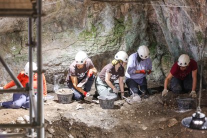 Trabajos de excavación en Portalón de Cueva Mayor donde se trabaja en dos superficies de 30 metros cuadrados cada una. La superior trabajan en niveles del hierro por primera vez. Abajo el neolítico más antiguo.