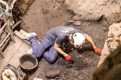 Trabajos de excavación en Portalón de Cueva Mayor donde se trabaja en dos superficies de 30 metros cuadrados cada una. La superior trabajan en niveles del hierro por primera vez. Abajo el neolítico más antiguo.