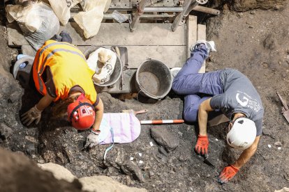 Trabajos de excavación en Portalón de Cueva Mayor donde se trabaja en dos superficies de 30 metros cuadrados cada una. La superior trabajan en niveles del hierro por primera vez. Abajo el neolítico más antiguo.