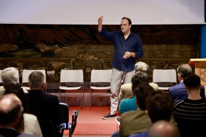 El economista José Carlos Diez imparte la conferencia ‘León en la era de la inteligencia artificial’, organizada por el Círculo Empresarial Leonés
